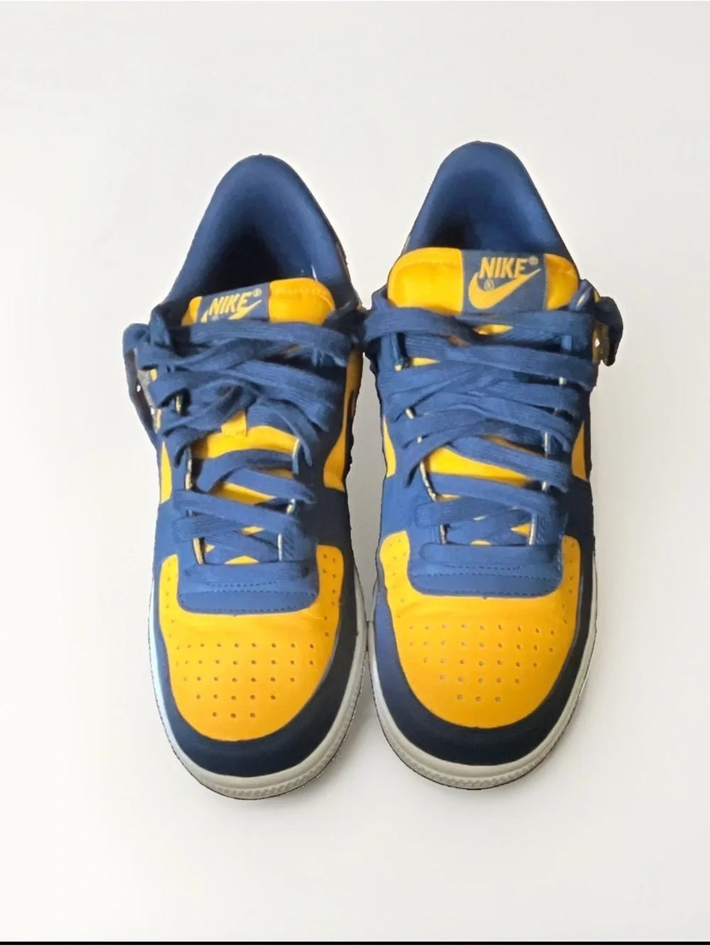 Nike men Low-Top dunks Sneakers in Yellow and Navy Blue
